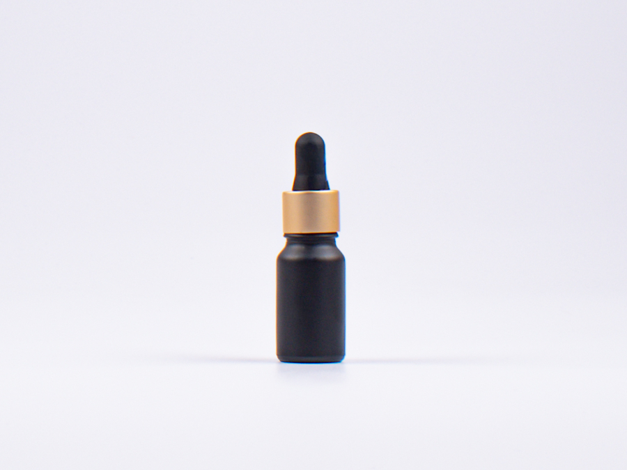 Schwarzglasflasche 10ml, mit Pipette gold